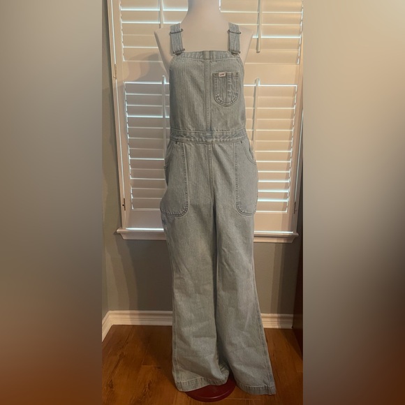 NWT LEE FACTORY FLARE OVERALLS From Anthropologie Size M - Picture 4 of 7